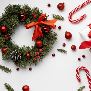 Vianočné dekorácie a stojany na vianočné stromčeky